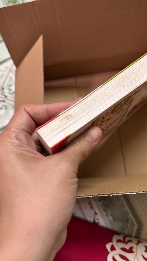 Mua sách mới mà giao quyển sách vừa bẩn vừa gãy góc, cũ. Voiw người đọc không quan tâm mấy vẻ ngoài thì còn tạm chấp nhận, với người yêu sách thì đây không chấp nhận được. Đánh giá 2 sao là để shop chú ý lại nếu bán sách cũ phải báo cho khách biết xem có đồng ý lấy hay không mới bán, chứ không phải bán rẻ hơn nơi khác rồi muốn giao gì giao.