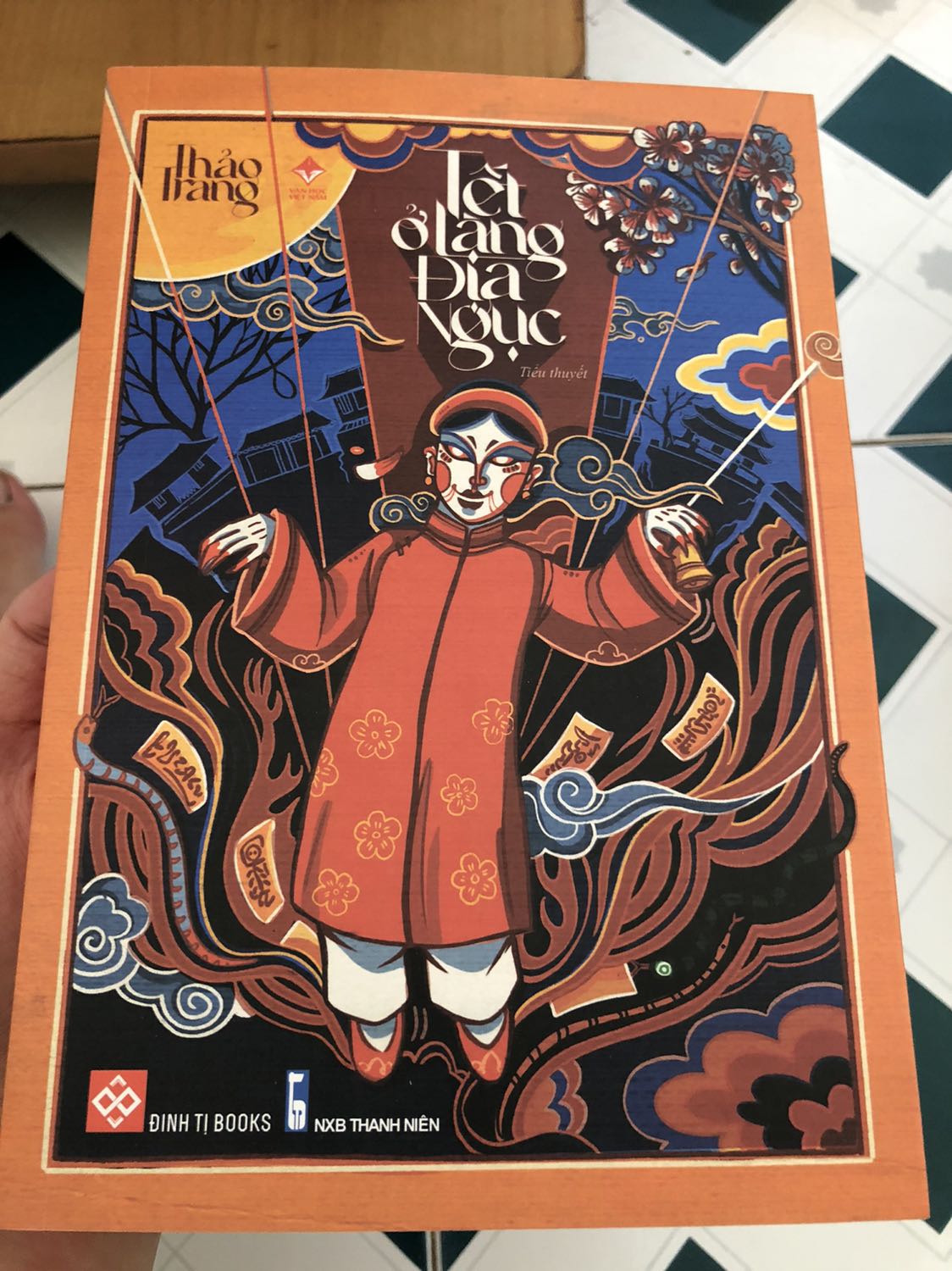 Bìa đẹp. Truyện hay, gay cấn, tình tiết vồn vập, hấp dẫn. Văn phong bình dị, gần gũi, tuy rằng đôi lúc lòng vòng, “tell” nhiều hơn “show” (kiểu là thay vì mô tả không khí rùng rợn, tác huỵch toẹt nói là không khí rùng rợn luôn. Tác dùng pp này rất nhiều và xuyên suốt).

Tiki giao rất nhanh, bị cái không bọc ni lông hay chống xốc gì. Sách hơi bụi.