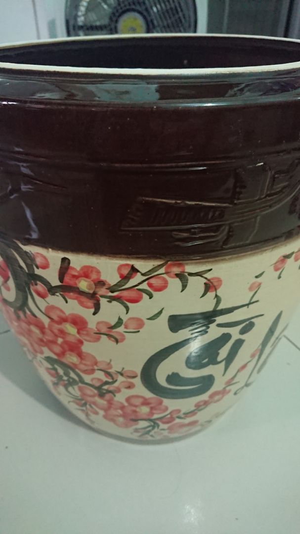 Men tráng không đều. Nhiều lỗ nhỏ li ti. Nắp đậy không được khít. Trên nắp phần gốm bị lõm khuyết.   Thật đáng thất vọng 1 thương hiệu Bát Tràng.