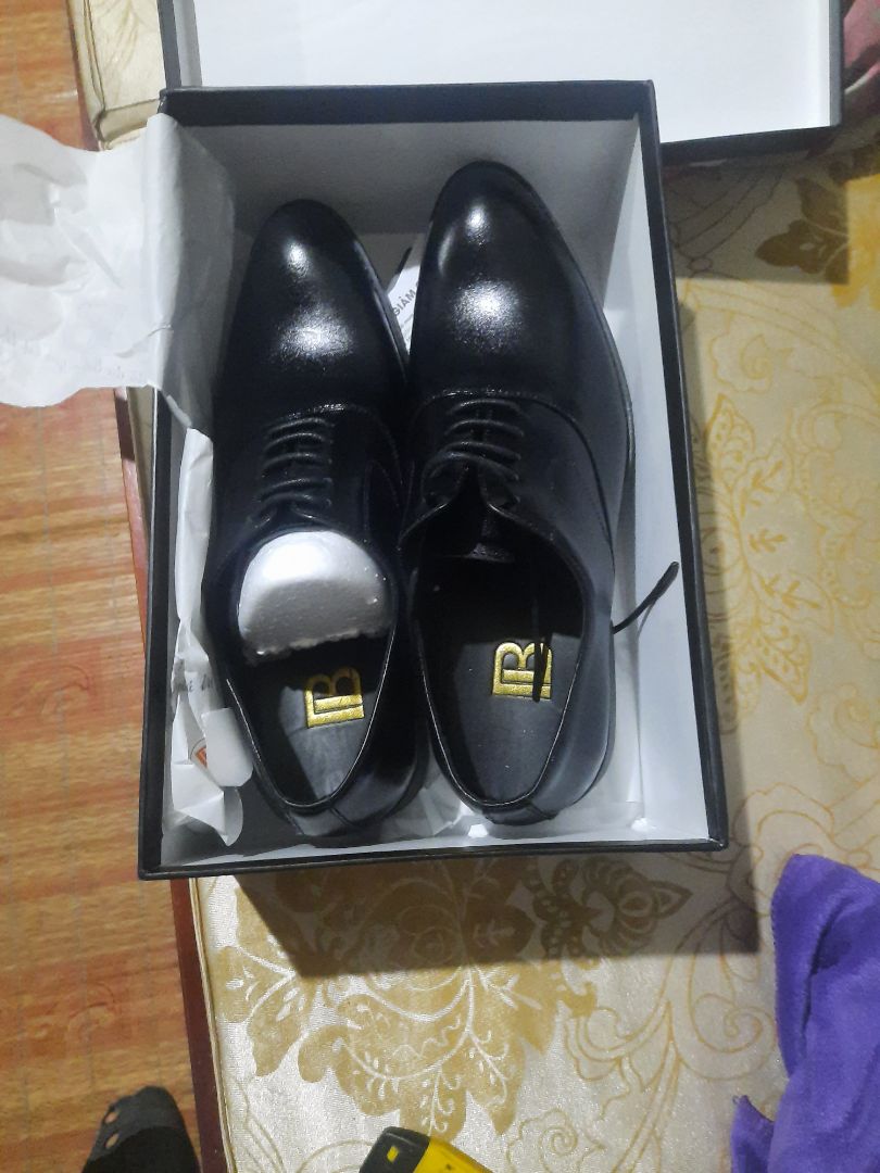 Lần 1 giao nhầm màu no packing khá đẹp (đầy đủ: tem BH, phiếu, rẻ lau giày, xi...). Lần 2 giao đổi trả thì packing NG, chỉ có giày ko có phụ kiện gì.