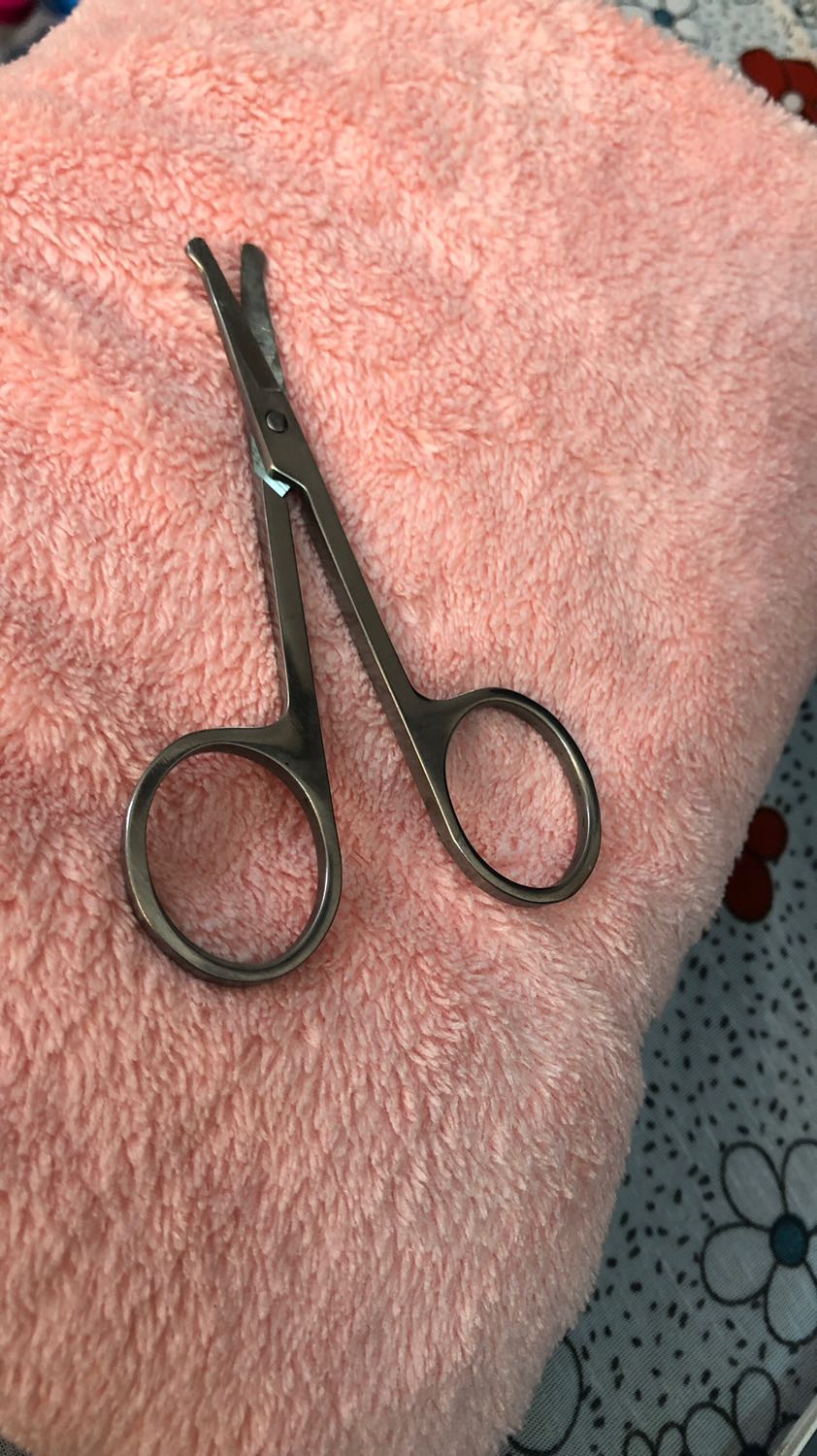 Kéo sắc nhưng có đầu bo tròn nên dùng rất tốt.