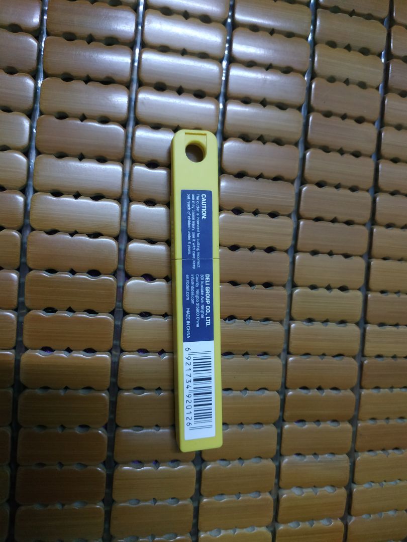 Deli chưa bao giờ làm mình thất vọng, giá rẻ đóng hộp lưỡi dao khá ưng, lưỡi dao rất bén. Không có gì phải chê.