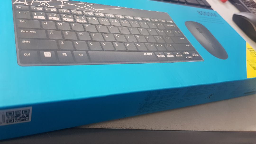 Sản phẩm thực tế trông ko được long lanh như trong hình. nét in trên bàn phím trông hơi dại. Trải nghiệm gõ cũng đâu tệ cho lắm, chuột dùng êm