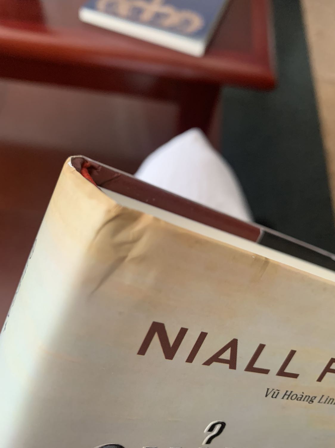 Sách bị hỏng trong quá trình vận chuyển.
Đối với Tôi , sách rất quý giá nên việc hỏng sách là một lỗi không thể chấp nhận