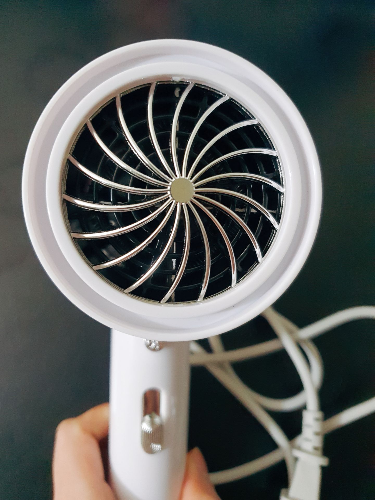 Màu trắng kiểu sang thanh lịch, thích nhất là máy cực kỳ nhẹ, không bị nóng da đầu nên dùng được cho trẻ nhỏ con mình có thể tự sấy được tóc nhưng phải nhắc con là để ý khoảng cách vì mặt lưng máy sấy nan hơi rộng nên tóc dài có thể bị hút vào và mắc tóc, sấy xong tóc phồng và tơi không bị khô đúng như mô tả sản phẩm, từ khi có máy sấy Cwell dù trời lạnh 2 mẹ con cũng chăm gội đầu hẳn