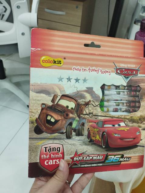 Hộp giấy cũ, còn bị rách phía trên, nhìn hộp thật không vui