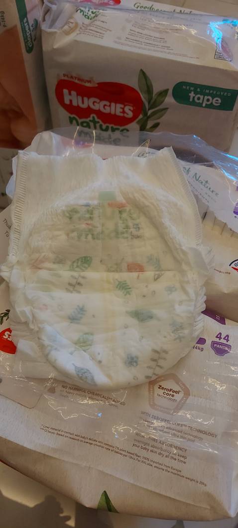 Vấn đề giao hàng thì k cần nói đến rồi, vì lúc nào cũng giao hàng nhanh, còn về đóng gói thì vẫn vậy, sơ xài chỉ quấn màn bọc thực phẩm. 

Về tã thì nhận xét như sau: lần này mua bao bì rất ư là kì, màu tím sáng và hình em bé rất lòe loẹt k như bao bì trước m đã từng mua m k có chụp hình bao cũ, m chỉ có sz L còn nguyên chưa dùng chụp ss. Mã vạch code cũng hoàn toàn khác, chữ in bị lem luốt, màu sáng k đậm như mẫu ngoài cửa hàng lẫn sz L. Thấy hoang mang ghê! Bên trong tã thì cũng khá mỏng và mềm. K biết là do lô sp hay ntn mà sp bao bì khác nhiều quá. Vẫn hy vọng k phải hàng Fake hay kém chất lượng, vẫn luôn tin tưởng tiki trading!