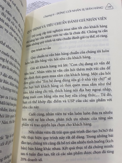 Một cuốn sách đáng đọc cho những người mới bắt đầu trong lĩnh vực kinh doanh cà phê.
Cuốn sách này không chỉ giúp bạn có kiến thức về thị trường cà phê, mà còn cung cấp cho bạn những chiến lược kinh doanh hiệu quả để thành công trong ngành cà phê. Các chương sách được trình bày dễ hiểu, minh họa bằng các câu chuyện thực tế và ví dụ. Cuốn sách này đáp ứng được nhu cầu của những người mới bắt đầu với ngành kinh doanh cà phê và cung cấp những kiến thức cần thiết để bắt đầu kinh doanh.