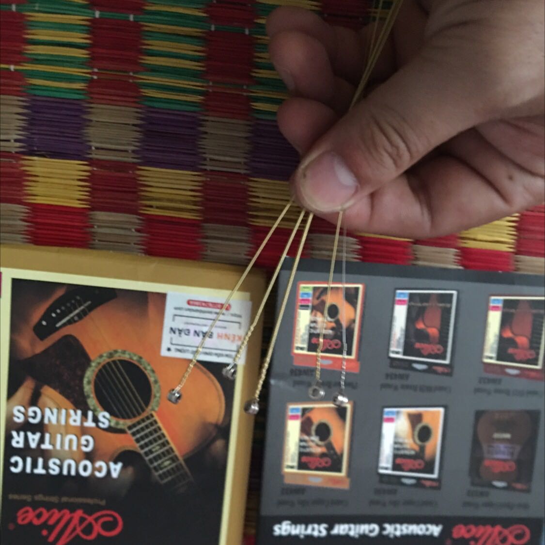 Sản phẩm bộ dây đàn thường là 6 sợi . Kho nhận hàng chỉ nhận dc bộ dây 5 sợi . Như vậy sao dc shopt . Đề nghị đổi lại giúp