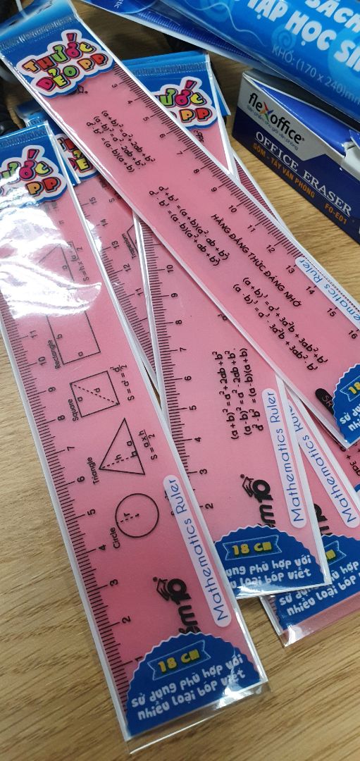 hàng chất lượng nhưng dịch vụ của shop tệ quá, khi lên đơn hàng mình đã chat với shop, không trả lời, sau đó gửi cả 6 cây thước vậy cho bé trai nè