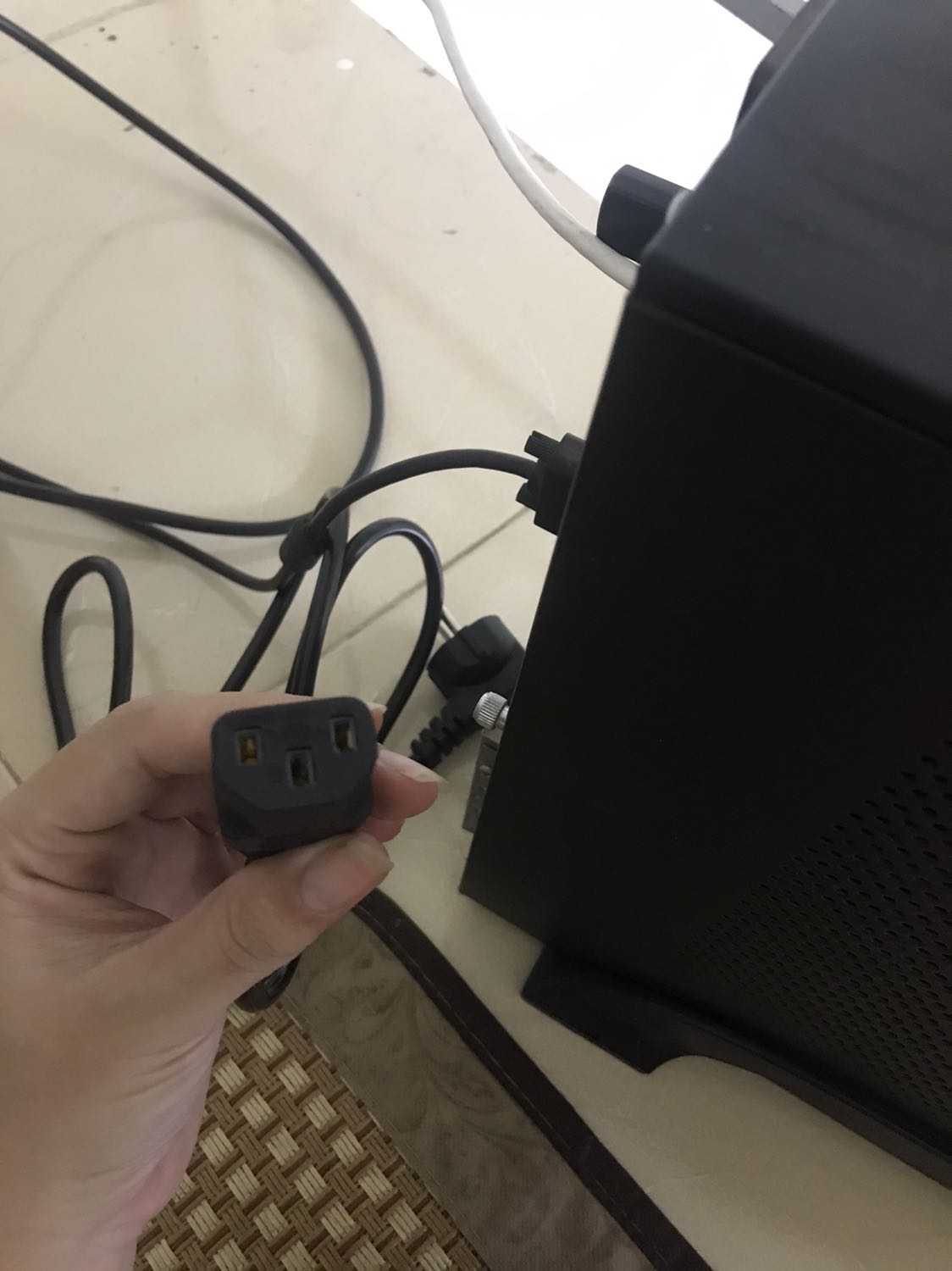 dây cắm bị lỗi, không thể cắm vào được. Muốn đổi mà k biết liên hệ sao