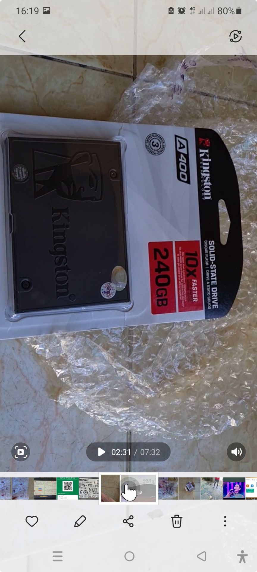 Nhận hàng đúng như đơn hàng của Tiki. Có tem và nhản ghi số seri ổ cứng. *** thử thì tốc độ ghi là 110Mb/s. *** bằng app của hảng Kingston   ổ SSD 240gb thì số seri phù hợp. Cài win hiện thời chạy nhanh. Độ bền chưa biêt. Nhận hàng đúng như đơn hàng của Tiki. Có tem và nhản ghi số seri ổ cứng. *** thử thì tốc độ ghi là 110Mb/s. *** bằng app của hảng Kingston   ổ SSD 240gb thì số seri phù hợp. Cài win hiện thời chạy nhanh. Độ bền chưa biêt.