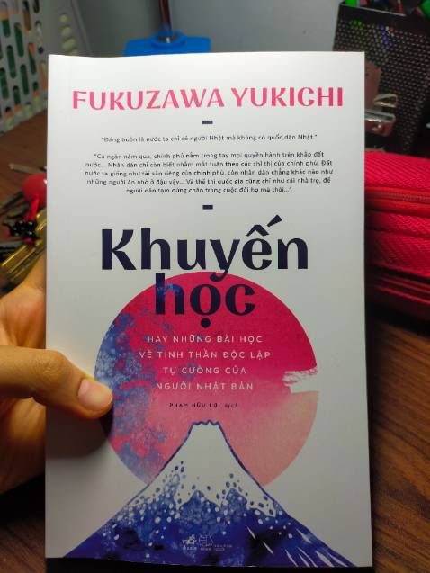 Cx được. Đọc thấy không phù hợp cho mấy bạn trẻ Việt Nam trong thời kì đổi mới vì đã phần tác giả viết về Nhật Bản thời minh trị kêu gọi học hành, bình đẳng, tương lai của lớp trẻ để độc lập tự chủ. Riêng bản thân mình thấy sách hơi cổ xưa không hợp thời đại cho những bạn trẻ thích sự hiện đại như mình Cx được. Đọc thấy không phù hợp cho mấy bạn trẻ Việt Nam trong thời kì đổi mới vì đã phần tác giả viết về Nhật Bản thời minh trị kêu gọi học hành, bình đẳng, tương lai của lớp trẻ để độc lập tự chủ. Riêng bản thân mình thấy sách hơi cổ xưa không hợp thời đại cho những bạn trẻ thích sự hiện đại như mình