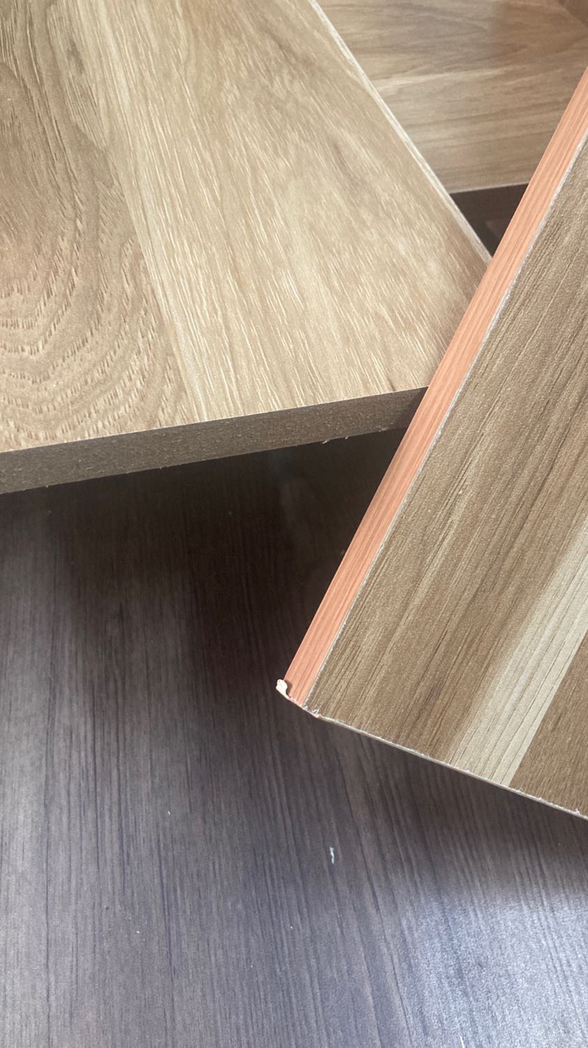 Cho được 6 miếng gỗ . Sần xùi , bong chóc các. Đặt thừa trả 1 miếng trả lời như sh*t. Xin phép shop cho tôi mang kệ của shop mang đi sưởi