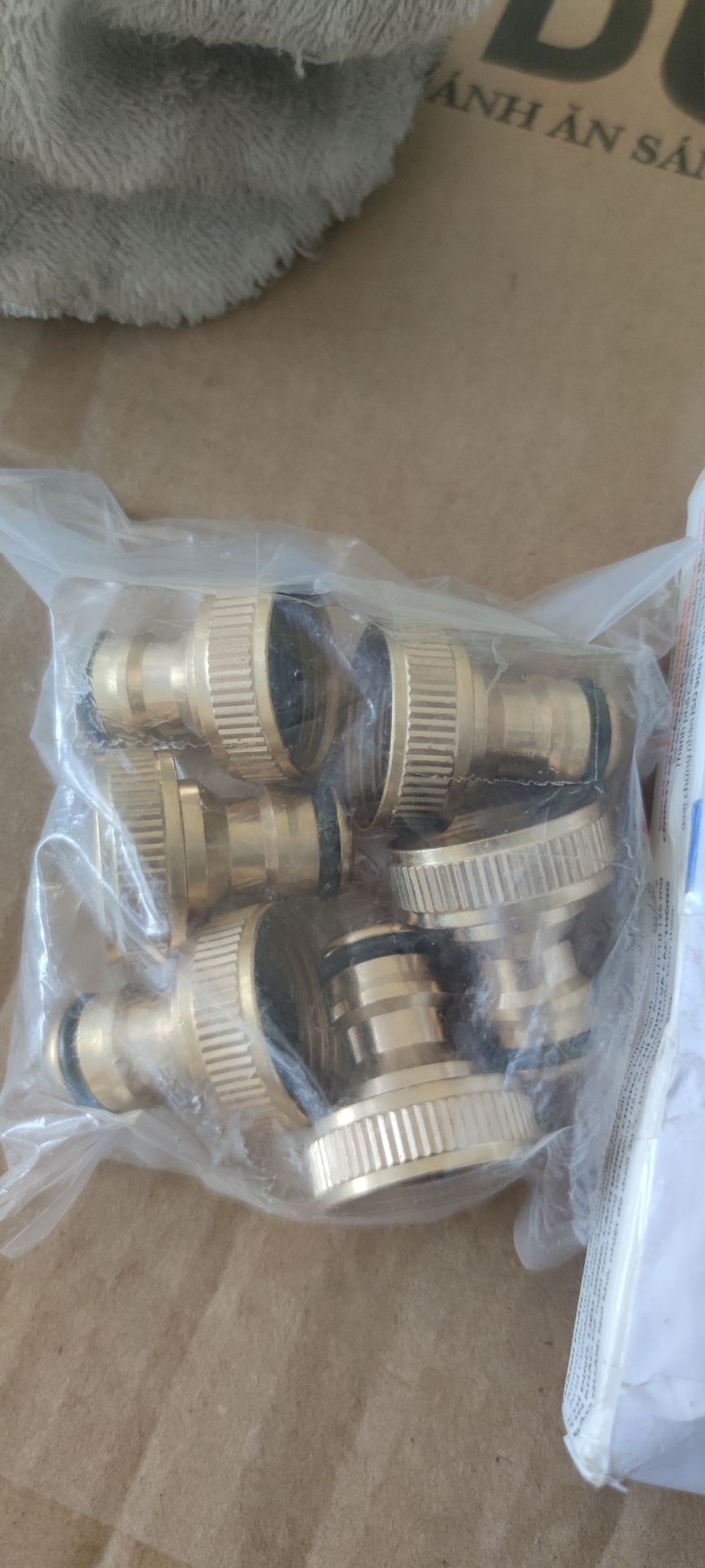 Quảng cáo thì 1bộ có một đầu khớp nối đực và một đầu cái . nhưng khi nhận chỉ có đầu đực còn đầu cái không có . vậy thì đầu đực khớp vào đâu để xài được hả shop. Đề nghị liên hệ lại với tôi và gửi ngay và luôn 5 khớp nối (đầu cái ) cho tôi .