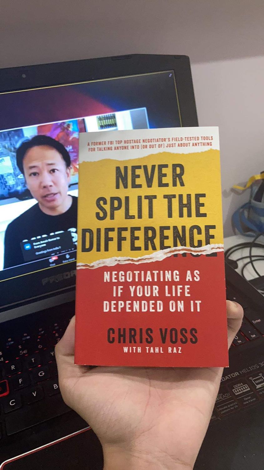 Thương lượng chưa bao giờ được giải thích dễ hiểu hơn cuốn sách này. Chỉ cần tập luyện và kiên nhẫn thì bất cứ ai cũng có thể học cách thương lượng trong công việc, mối quan hệ vân vân và vân vân.