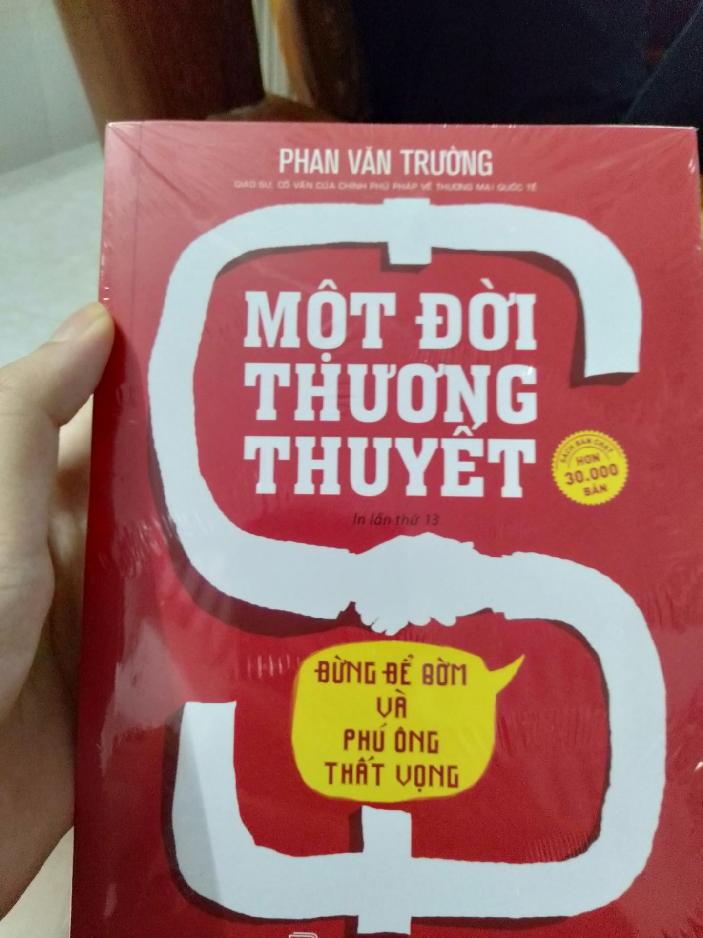 Lúc đầu mình đặt quyển chữ S màu đen mà lại giao màu trắng. Nếu 2 quyển không khác nhau thì không sao. Vừa nhận được sách là mình xé ra đọc ngay, phải nói là đọc trang nào thấm thía từng trang đó. Từng câu chữ là kinh nghiệm tác giả đúc kết lại trong sự nghiệp của mình nên đọc không bị chán. Tác giả có quan điểm lý thuyết riêng của mình rất hay và phân tích chi tiết dễ hiểu. Nói chung đây là 1 quyển sách kỹ năng mìn đang tìm kiếm. Thật là ưng ý!!