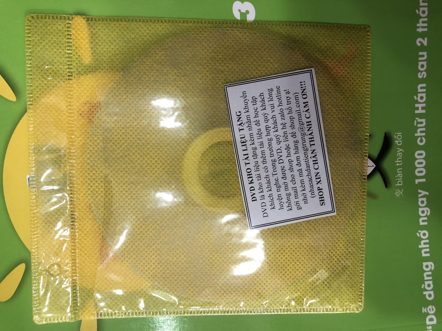 Mình mua hàng trả tiền trước cũng khá lo ngại việc shop sẽ giao thiếu đồ NHƯNG shop giao đầy đủ, đúng hàng, nhanh và đóng gói rất tinh tế kèm lời nhắn vô cùng dễ thương luôn! 
Khi mở thùng hàng đa số chúng ta sẽ cầm dao rọc đường giữa chỗ dán băng keo nên shop có để một miếng giấy dày giữa sách và thùng để mình không vô tình rọc hư sách. Ngoài ra còn có bọc kính và hai miếng chống sốc bảo vệ sách luôn. Đảm bảo đối với những bạn yêu sách dù là khó tính nhất vẫn sẽ rất hài lòng với sự tinh tế này của shop. Đánh giá 5* vì sự tinh tế luôn ạ!
Sách đẹp, chắc chắn, nội dung hay và hữu ích.
Tóm lại đánh giá 5* cho sản phẩm, dịch vụ và cửa hàng vì rất hài lòng và vui vì trao niềm tin đúng nơi ạ!