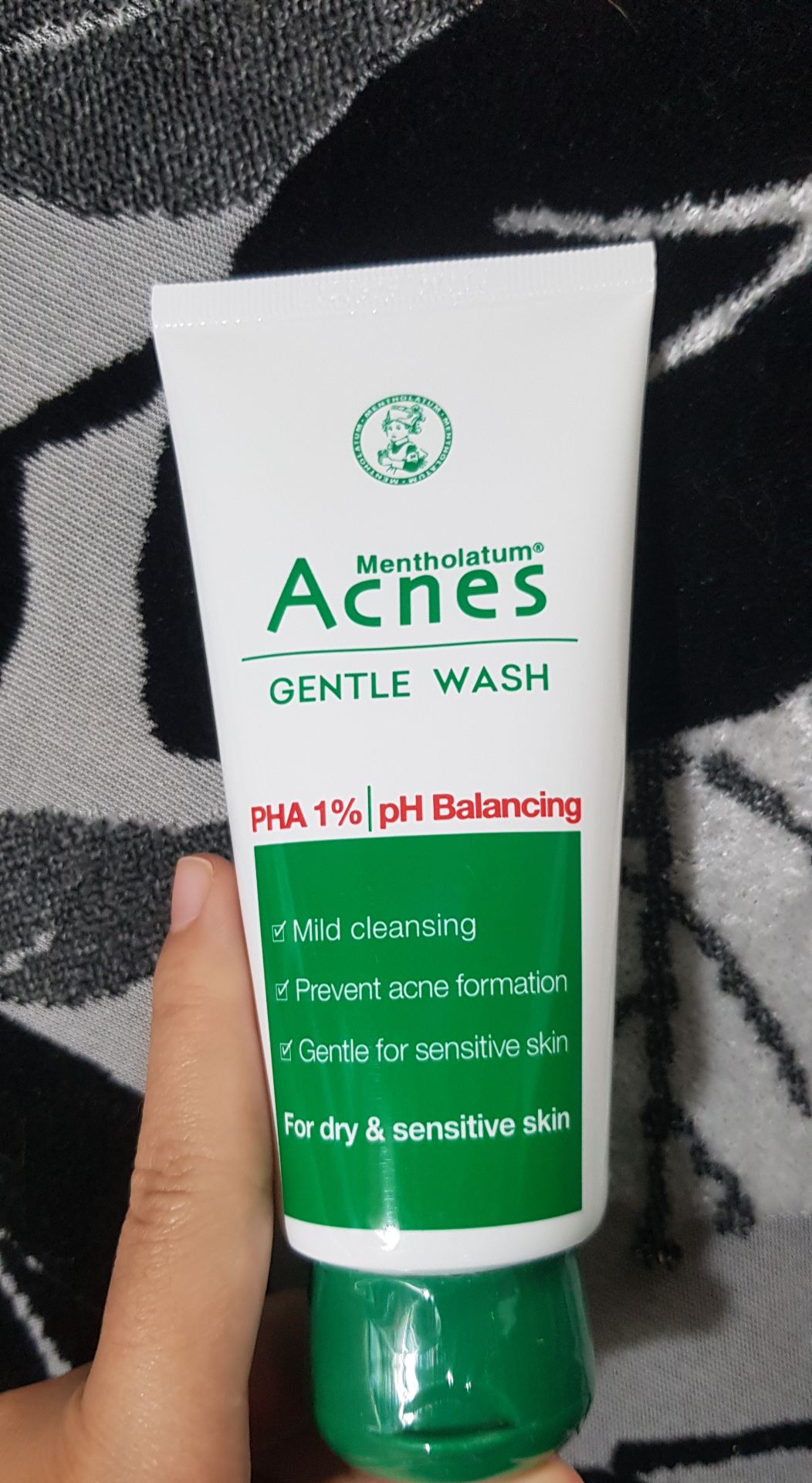 Giao nhanh, dùng xong da không căng khô, trước mình dùng srm simple xanh lá, thấy loại này hợp cho da nhạy cảm, lần này dùng thử loại này xem tn. Nhưng mà đợt này mua không có khuyến mại kèm, để canh lần sau. Giao nhanh, dùng xong da không căng khô, trước mình dùng srm simple xanh lá, thấy loại này hợp cho da nhạy cảm, lần này dùng thử loại này xem tn. Nhưng mà đợt này mua không có khuyến mại kèm, để canh lần sau.