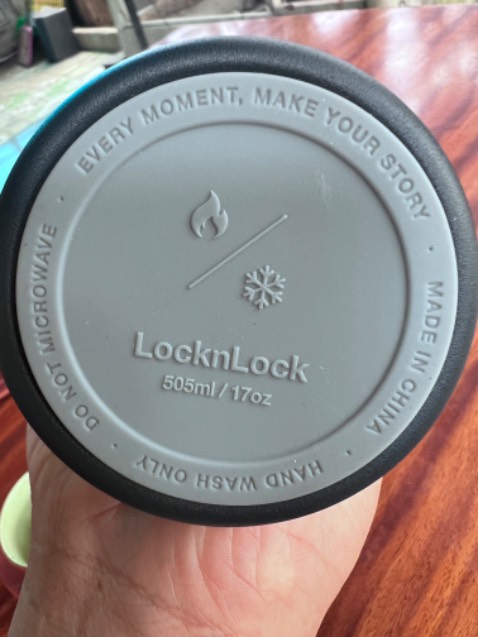 Quảng cáo và giao không đúng hàng.