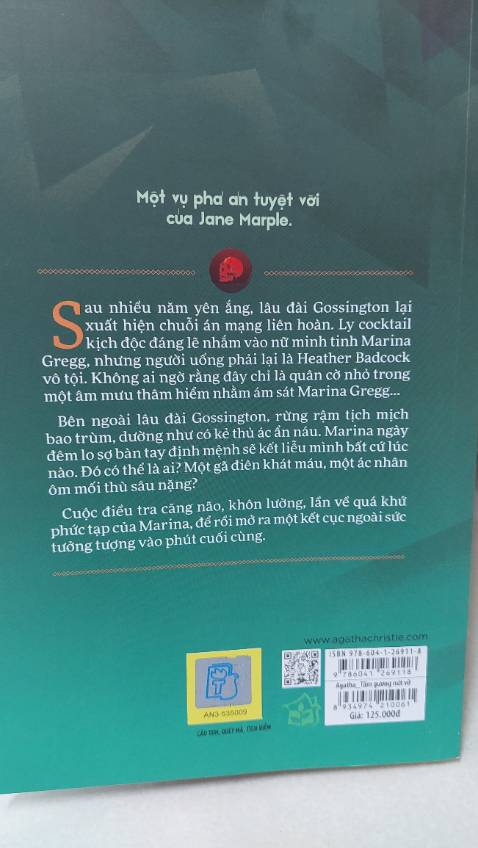 Ở vụ án lần này, để khám phá ra chân tướng vụ việc bà Marple hầu như không tiếp xúc với những đối tượng tình nghi chính mà chỉ nghe thuật lại các câu chuyện. Cách thức phá án của bà là suy nghĩ logic, tỉ mỉ trong từng dấu hiệu dù là nhỏ nhất cùng với đó là phương châm: “ Mọi việc đơn giản nếu ta nhìn đúng cách” . 
Bằng phương pháp tư duy bài bản như vậy một vu án tưởng chừng khá phức tạp cuối cùng cũng có lời giải thuyết phục.