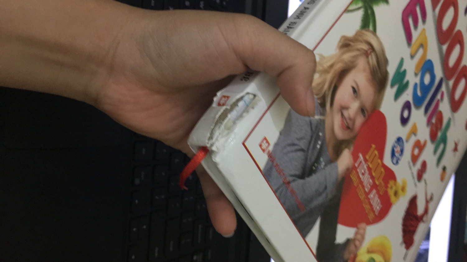 Hôm trước mình có đặt sách này cho bé nhà mình học, nhưng lúc mở ra mình rất khó chịu vì quyển sách bìa cứng nhưng bị rách te tua. Là một trang thương mại điện tử đứng đầu Việt Nam về bán sách nhưng mình lại thấy Tiki không hề trân trọng những quyển sách họ bán, nếu Tiki muốn đổ lỗi cho bên giao hàng thì mình cũng không có gì để nói nữa và đây cũng như lần cuối mình mua sách ở đây