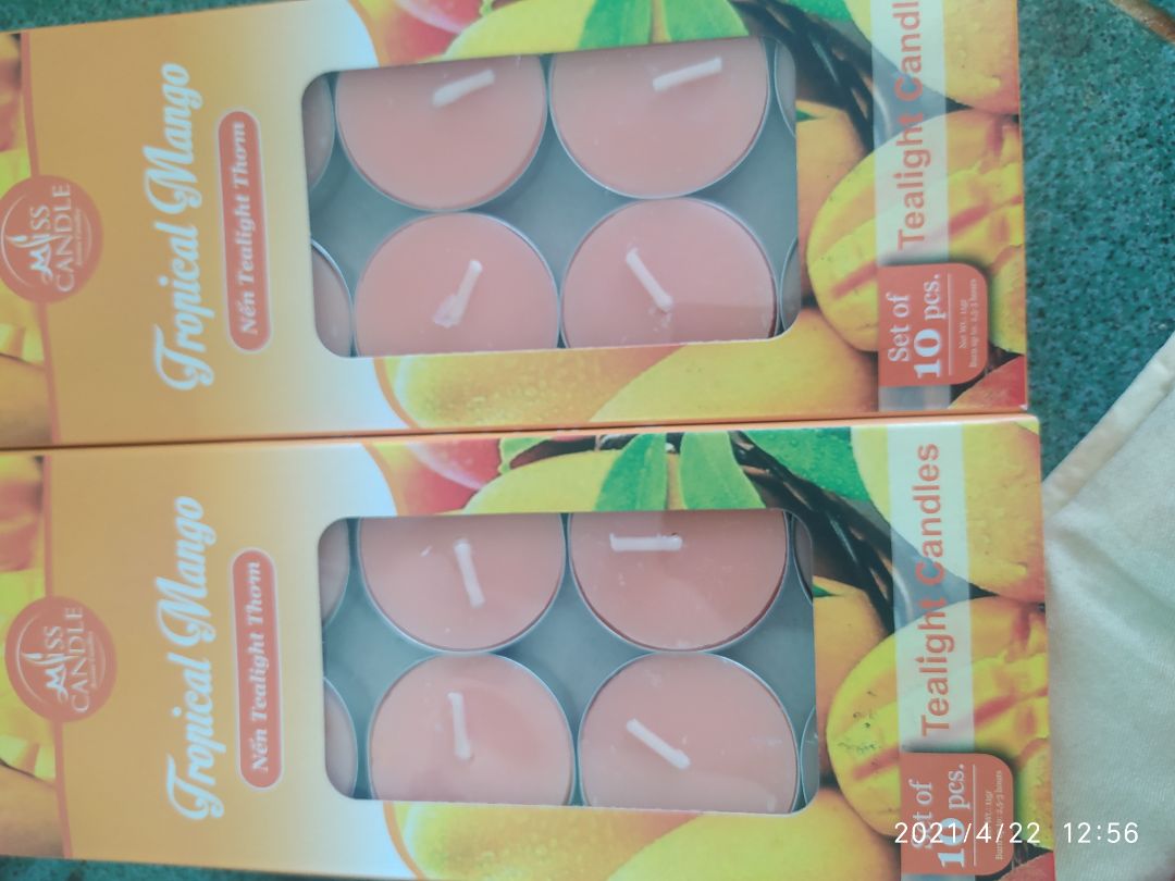 Đây là dòng sản phẩm không chỉ có công dụng thắp sáng, trang trí mà còn tỏa mùi hương dễ chịu giúp tinh thần thư giãn và sảng khoái hơn. Có rất nhiều dòng nến thơm được làm từ các nguyên liệu khác nhau. Tuy nhiên sáp thực vật chính là lựa chọn an toàn nhất bởi vì rất gần gũi với con người