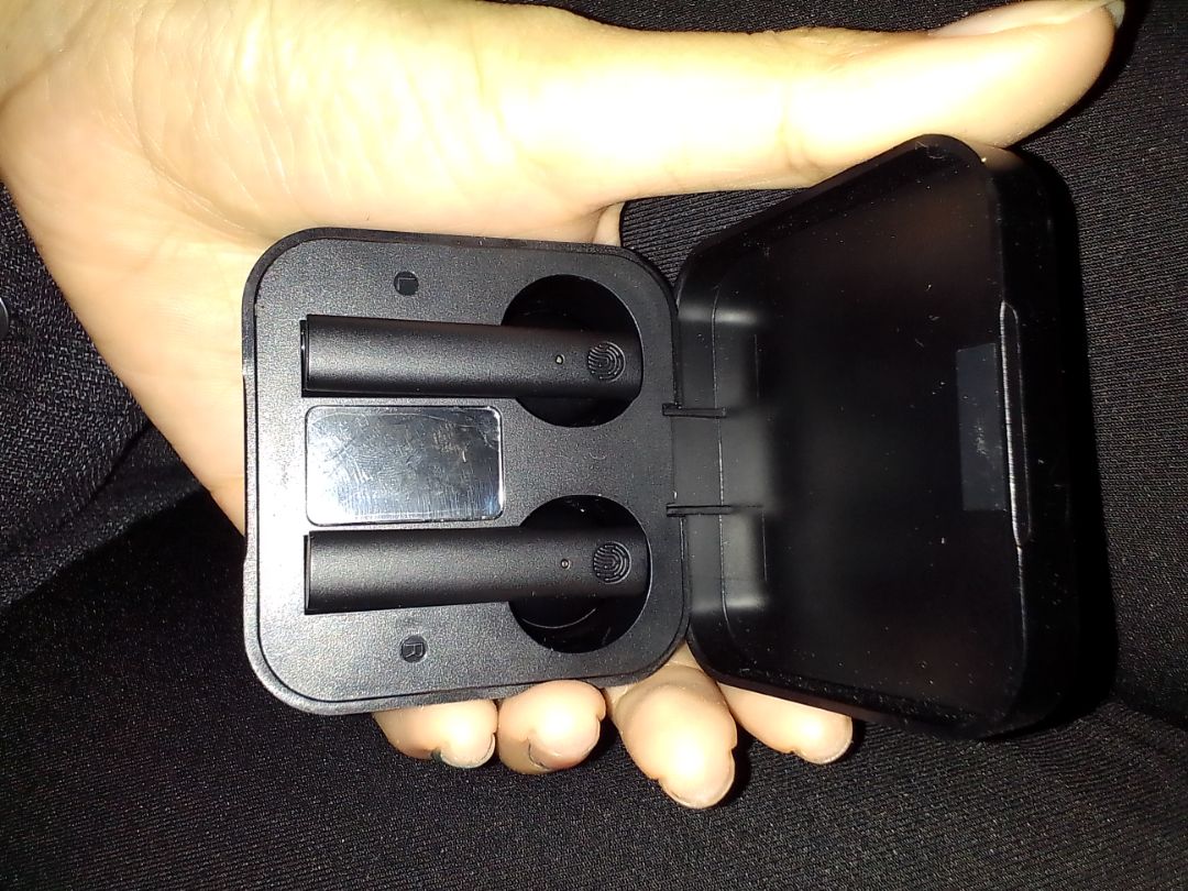 shop bán hàng cực kì OK luôn mấy bạn, tai nghe chỉ bấm kết nói 1 lần thôi, lần sau lấy ra là auto kết nối. Tai nghe âm thanh chuẩn, nghe nhạc bance bass cực hay luôn nha.Khuyến khích mng nên mua loại này