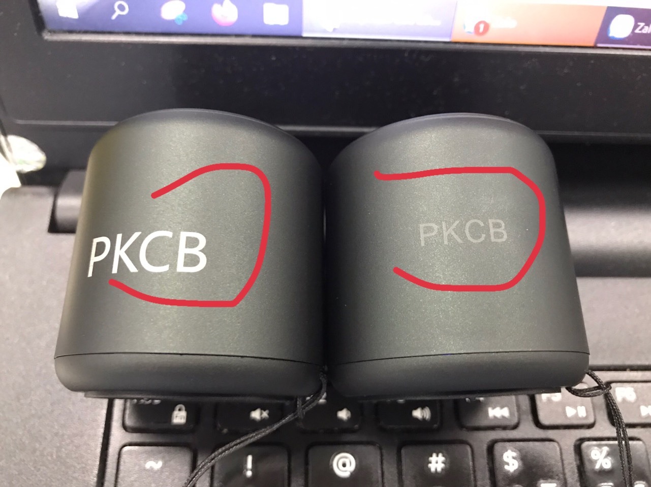 Mình mua đơn hàng gồm 2 loa để nghe cho không gian rộng hơn. Tuy nhiên mình không tìm thấy hướng dẫn về cách kết nối để phát 2 loa cùng 1 lúc với điện thoại Iphone. Click chọn kết nối 2 loa nhưng chỉ phát loa nào click sau, vì không có nút nào để mix 2 loa với nhau như các loại loa Bluetooth khác(vui lòng cho hướng dẫn).
Bên cạnh đó, 2 loa thì chỉ có 1 loa phát tín hiệu đèn khi bật chế độ Power On, không biết có phải 1 loa bị hư (Brand Name PKCB 1 loa in đậm và chữ to, còn loa kia in mờ và chữ nhỏ)??