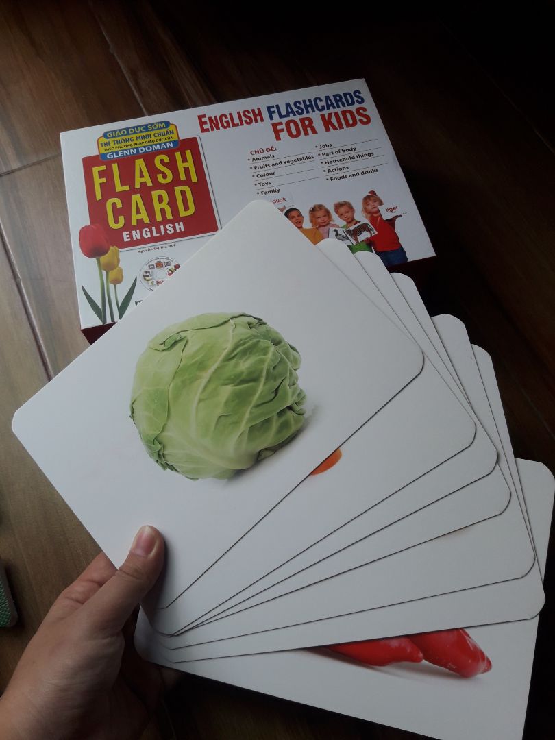 Mình là giáo viên nên mình hiểu việc dạy TA cho trẻ với flashcards rất hiệu quả và tiện lợi. Bộ flashcard này rất hữu ích cho giáo viên lẫn ba mẹ trong việc dạy con học TA tại nhà. 
Hàng chất lượng, hình ảnh đẹp mắt, có chữ in phía sau đúng chuẩn. Có tặng kèm đĩa.
Tiki đóng gói kỹ không bị bóp méo hộp khi nhận.
Chất flashcard là giấy dày cứng nhưng không bóng nên dễ bị hư nếu bị ướt, cũng như dễ bị cong, bong góc.
Nói chung sản phẩm rất đáng tiền và hỗ trợ giảng dạy rất tốt. Mình là giáo viên nên mình hiểu việc dạy TA cho trẻ với flashcards rất hiệu quả và tiện lợi. Bộ flashcard này rất hữu ích cho giáo viên lẫn ba mẹ trong việc dạy con học TA tại nhà. 
Hàng chất lượng, hình ảnh đẹp mắt, có chữ in phía sau đúng chuẩn. Có tặng kèm đĩa.
Tiki đóng gói kỹ không bị bóp méo hộp khi nhận.
Chất flashcard là giấy dày cứng nhưng không bóng nên dễ bị hư nếu bị ướt, cũng như dễ bị cong, bong góc.
Nói chung sản phẩm rất đáng tiền và hỗ trợ giảng dạy rất tốt.