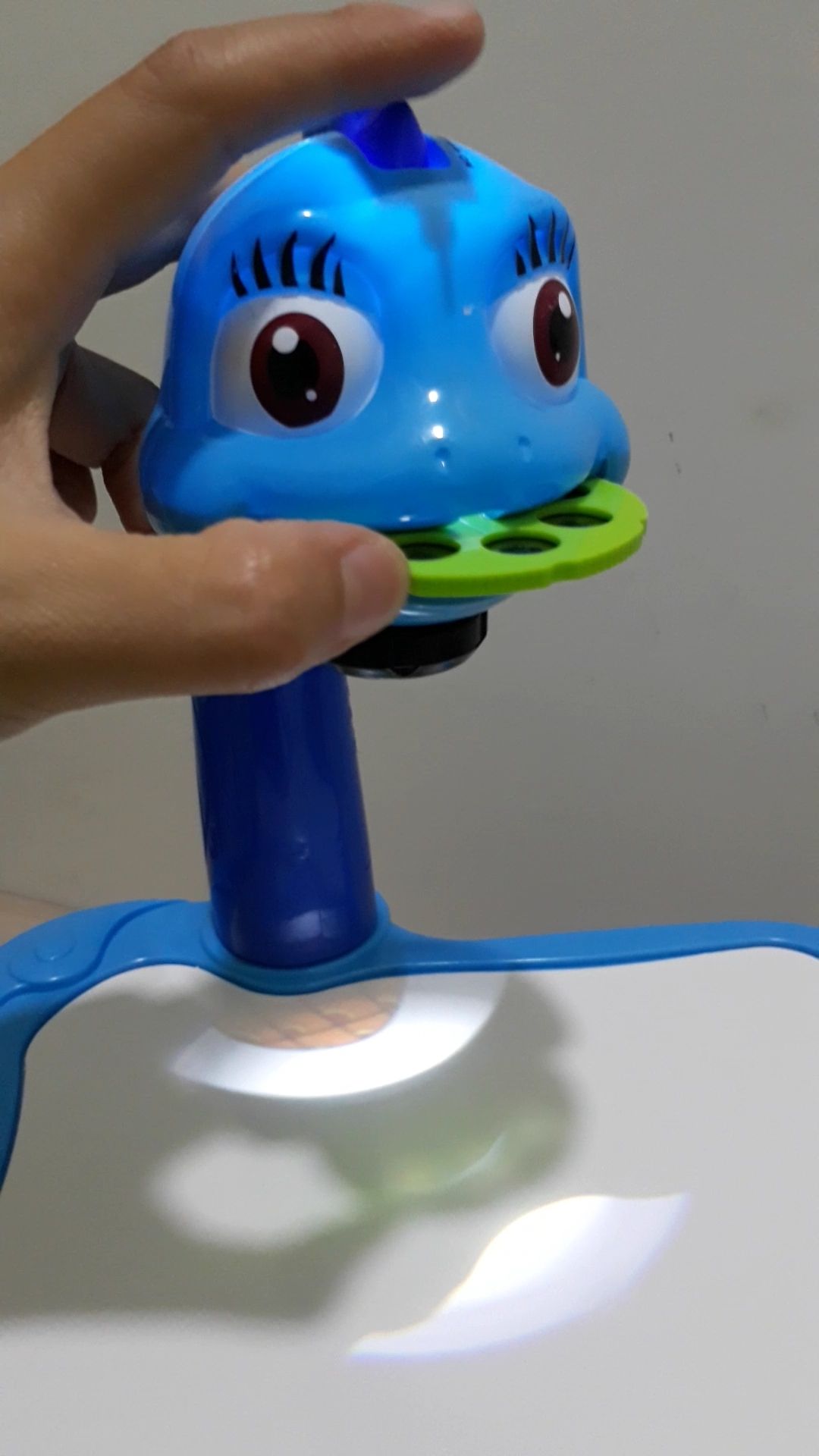 Sau khi lắp ráp, bật đèn lên và lắp thẻ hình vào để đèn chiếu lên thì phát hiện ra lỗi. Mình đã lắp thẻ từ từ, đi từ ngoài vào và đến khi không đẩy thẻ thêm được nữa, điều chỉnh hoài cũng ko ra nổi 1 hình dạng hoàn chỉnh nào trên nền bàn, các hình ảnh bị mất 1/2, dù điều chỉnh đủ cách vẫn ko thể ra hình ảnh nào cả, chỉ toàn ra 1/2 tấm ảnh. Mình có quay lại clip nhưng không tải lên được. 
Không biết trong trường hợp này bên Tiki và shop bán có hướng giải quyết nào ko? Nhắn thêm là trong hộp sản phẩm không hề có hdsd để tham khảo, xem trên youtube thấy mọi người đặt thẻ lên là ra hình ảnh mà đằng này điều chỉnh mãi không ra.