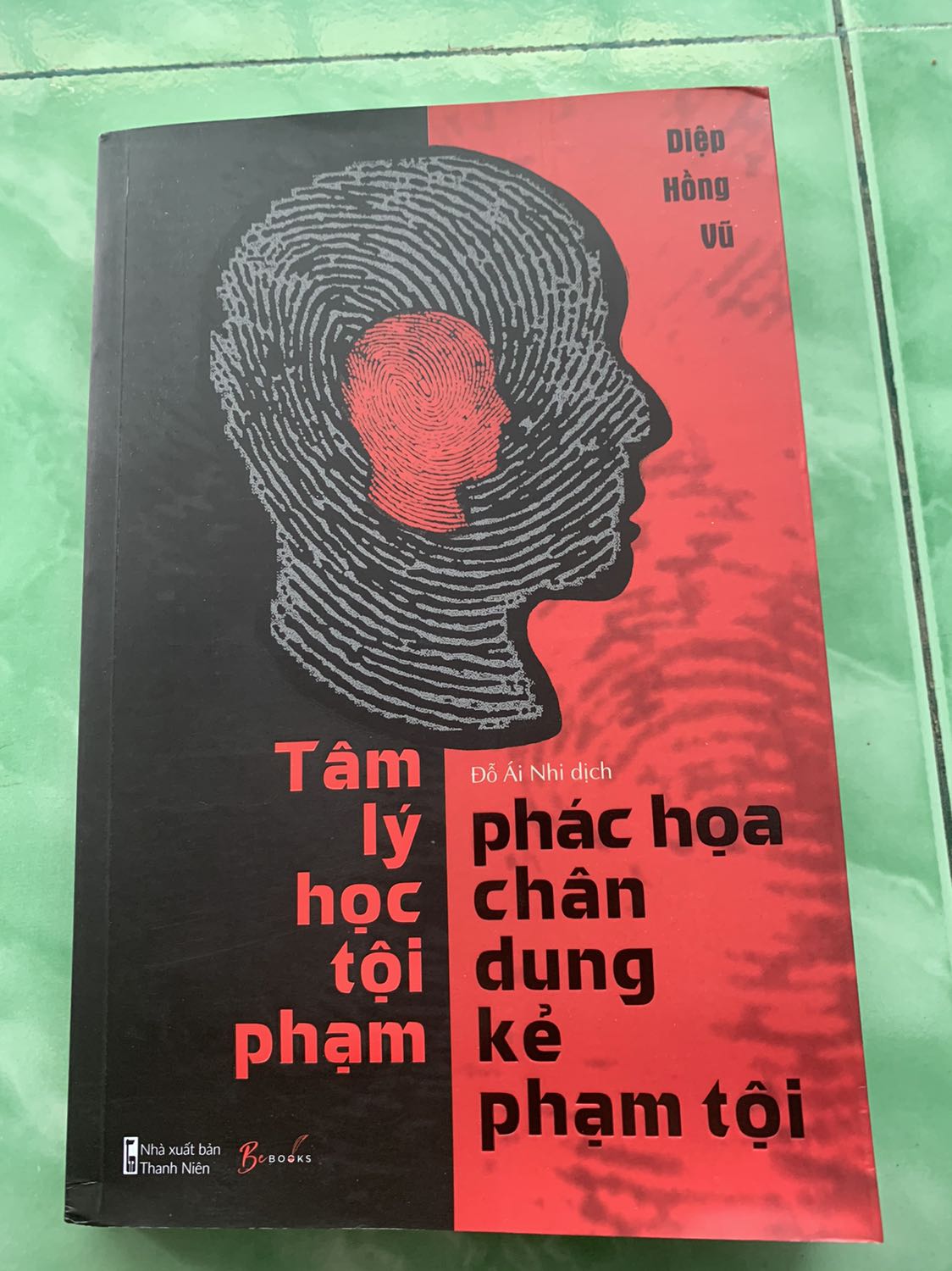 Sách đẹp, to hơn ở trong ảnh nhiều, khi nhận hàng mình cũng khá bất ngờ luôn ấy😅, ở cuối góc bên trái bị hơi móp nhẹ và ở đầu góc bên phải, mặt sách hình như có 1 lớp nhung mỏng hay sao nhưng mình sờ vào cảm giác đã lắm, sách giầy tận 279 trang, mình khá là ưng ấy🥰