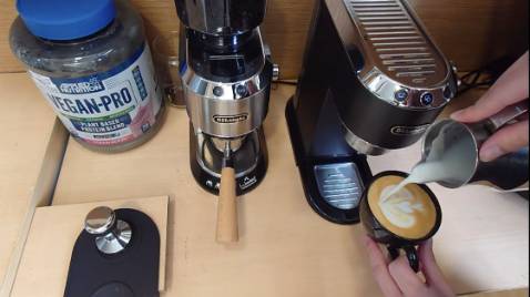 Tôi dùng máy được một thời gian khá lâu và vẫn hài lòng với những gì máy có thể phục vụ (chi tiết hơn tại: https://youtu.be/0yBj9Yow8EE )
Sơ bộ thì máy có thiết kế sang trọng, hiện đại, nhỏ gọn, thông số chuẩn để pha espresso và tích hợp vòi tạo bọt sữa pha latte art, gia nhiệt Thermoblock, áp suất 15 bar, phin lọc điều áp, bình nước 1,1L , có khay làm ấm tách.
So với nồi hơi, máy dùng Thermoblock nhỏ gọn, gia nhiệt nhanh (30s khởi động), nhiệt độ ổn định, 1300W nhưng tiêu thụ điện hơn mức A chuẩn châu Âu do nước trong ống chạy tới đâu nóng lên tới đó, không phải đun sôi hết lượng nước trong bình. Tuy nhiên chỉ phù hợp cho sử dụng gia đình, năng suất tối đa 9 lần pha double shot liên tiếp.
Khởi động máy pha 30s, xay hạt 7s, thời gian chiết xuất 20-30s, cộng thêm các thao tác nén, lắp bộ lọc hay thích thêm sữa thì tôi chỉ mất khoảng 02 phút là có một bình cà phê mang đi trước khi bắt đầu ngày mới.