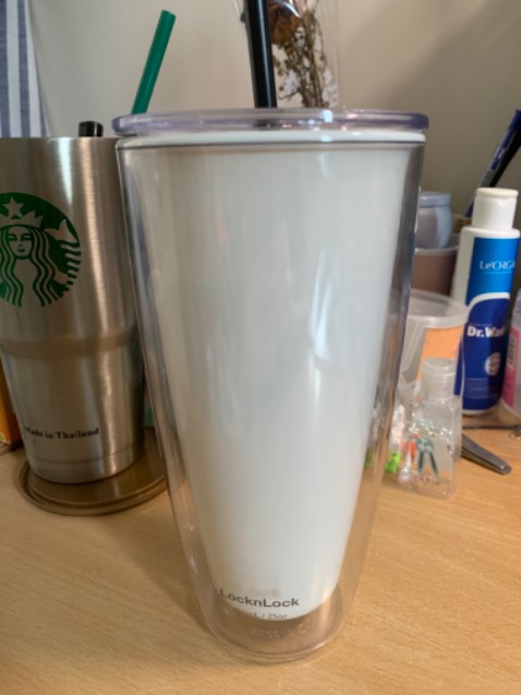 ly giữ nhiệt khá tệ, tầm 2-3h là đá đã tan hết, nước nguội như nhiệt độ thường. Các phiên bản cũ giữ nhiệt tốt hơn hẳn, tệ cũng được 5h giữ lạnh. Thất vọng vì chất lượng sản phẩm.