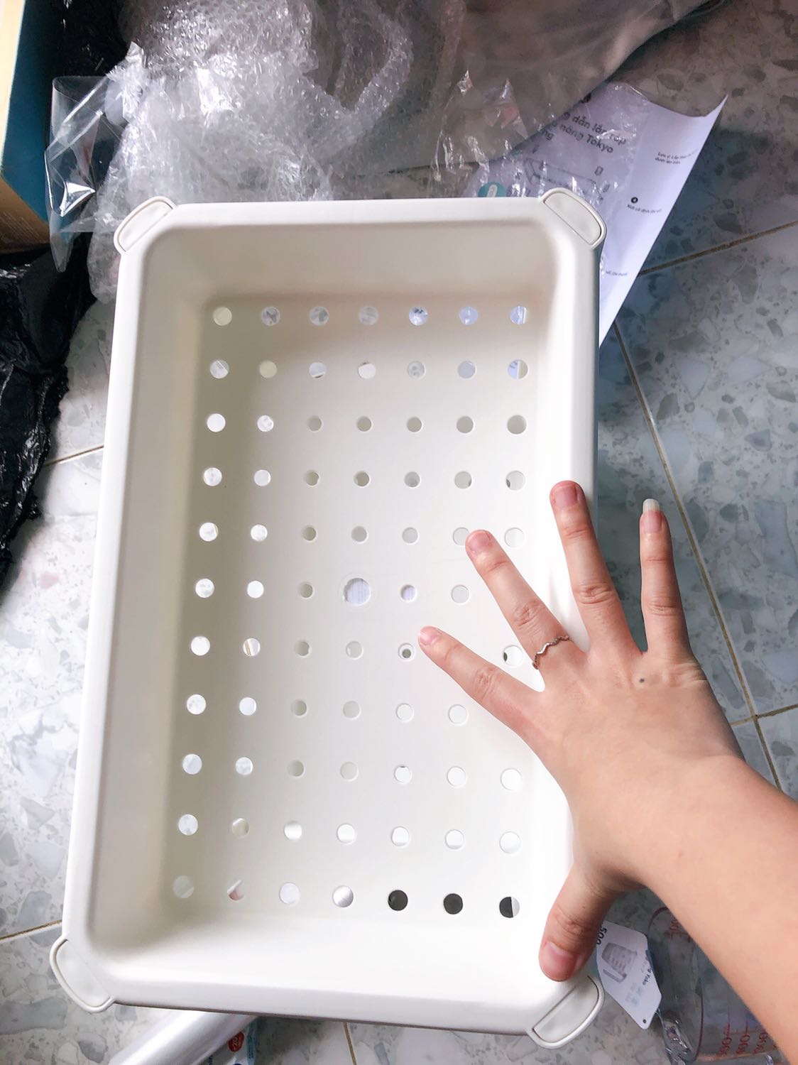 Sản phẩm chất lượng, inbox nhờ shop chọn cho kệ màu trắng xinh lắm. Để trong nhà tắm hay làm kệ đựng gia vị cũng xinh nữa. Kệ chắc chắn, dễ lắp ghép ko cần xem hướng dẫn. 
Để vừa các loại gia vị cơ bản.