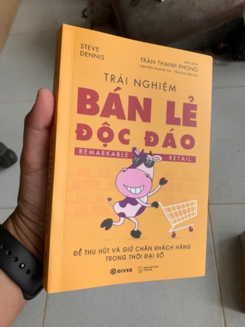 - Đầu tiên mình rất ưng cách đóng gói, sách bọc nilong lại cẩn thận, sạch sẽ . Duyệt! 
- Quyển sách dầy dặn, chia sẻ nhiều kinh nghiệm hay, giá tiền vầy là quá rẻ lunnn kkkk chứ giờ mà bảo có người ngồi chia sẻ kinh nghiệm khó lắm nha. Nếu không có kinh nghiệm tỷ lệ thất bại trong kinh doanh cao lắm. 

Mình lúc đầu lo lắng liệu thời đại chuyển đổi số công nghệ 4.0 có làm cho ngành bán lẻ, các cửa hàng offline bị “lỗi thời” hay ko? Nhưng qua đây mình hiểu cửa hàng offline là 1 gì đó trải nghiệm thú vị, được tận mắt xem hàng và tay cầm hàng, mua hàng ngay lập tức ko phải chờ đợi mất thời gian. Tuy nhiên ko phải vì thế mà mình dậm chân, phải thay đổi liên tục, cải tiến mới hơn,… Nói chung thấy nhiều cái hay. Ok lắm!