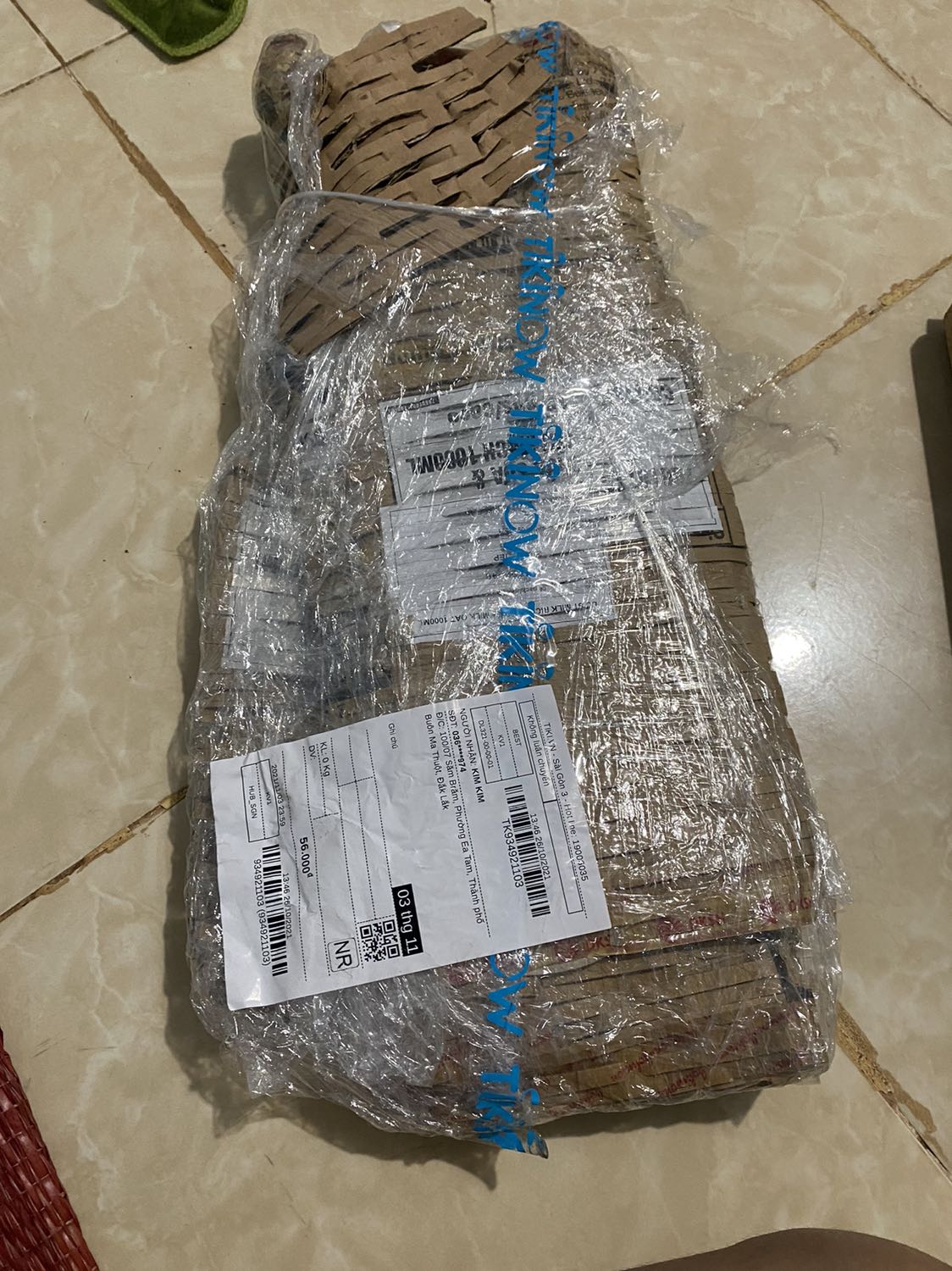 Giao hàng nhah,dán lên tường ko dính lắm nhưng rất đẹp