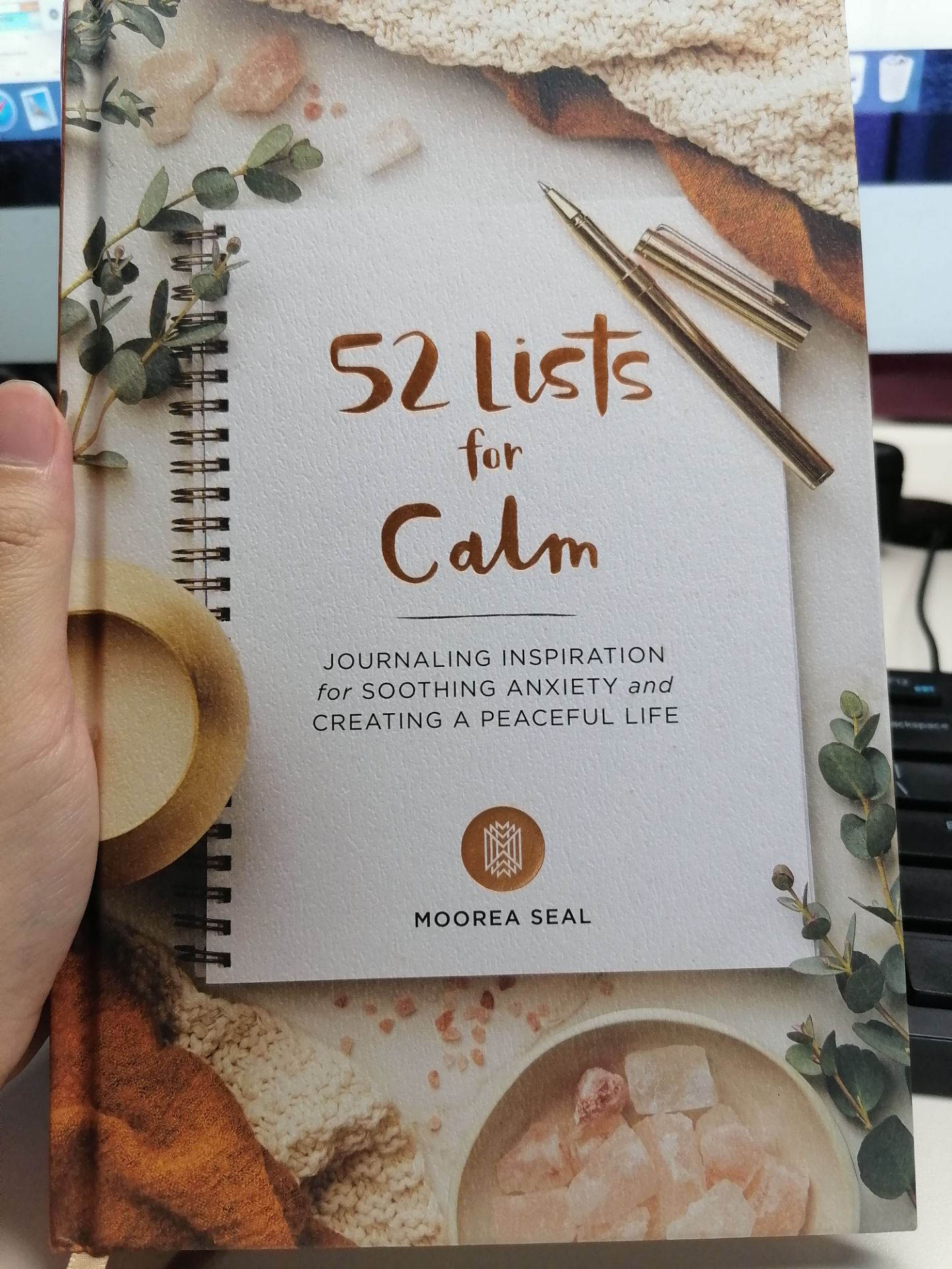 Bìa dày cộm, giấy dày, đẹp. Trang trí hình ảnh nội dung đều bắt mắt, style nhẹ nhàng dễ chịu. Vừa là book, vừa là notebook. Khá hài lòng.