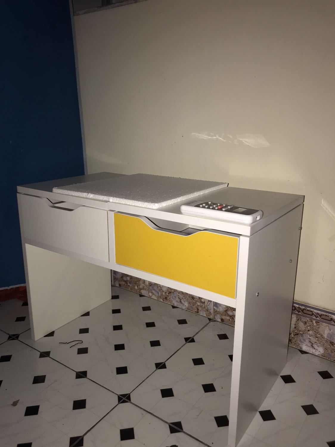 Sản phẩm ok. Khi lắp nên chú ý vắt vít bản lề ở tờ hướng dẫn số 14 trước. Vì lỗ ở vị trí đó khoan nông nên khi lắp hết vào rồi vắt vít bản lề hơi khó. Lắp xong nổi 2 cục mụn nước :(((