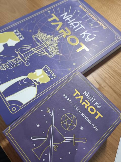 Đóng gói kĩ càng, ko có lỗi sp, nên mua, phù hợp với những người mới tìm hiểu về Tarot