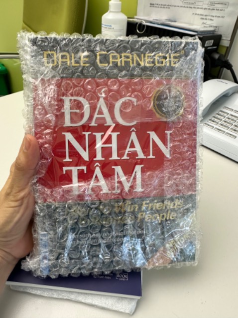 Sách thì ko có gì để bàn, mua lại lần 2 để tặng bạn
Complain với tiki về việc nhà bán hàng là Fahasa tự ý huỷ đơn của khách mà ko thông báo. Cũng ko nhận đc phản hồi từ Fahasa lẫn tiki. Hụt hẫng 😑