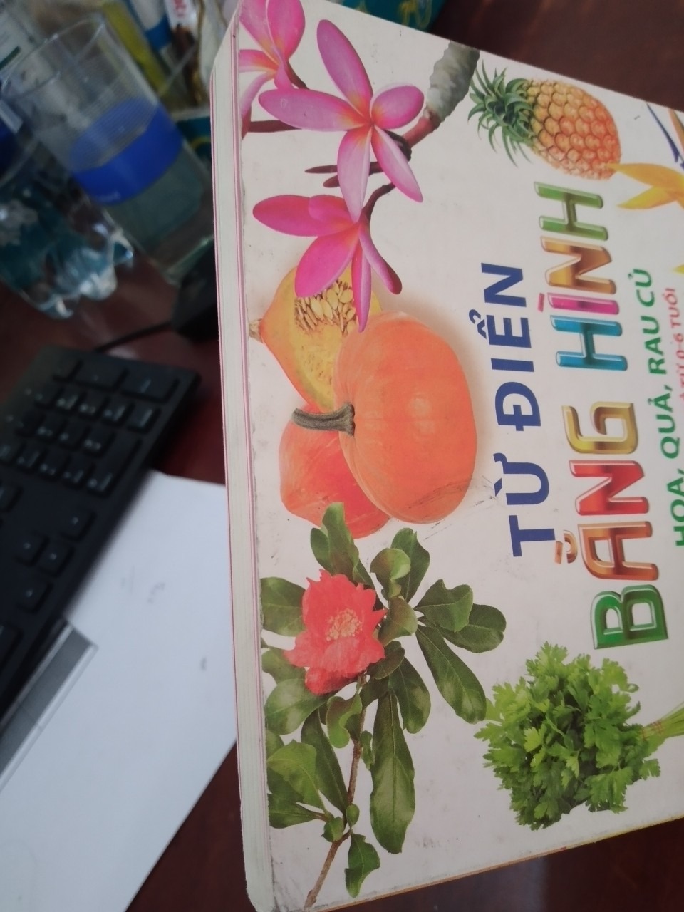 Mình đã mua sách trên tiki cho bé nhiều lần, trước đó mua quyển từ điển bằng hình động vật rất hài lòng, mới, sạch, giao hàng cẩn thận. Nhưng quyển sách từ điển hình rau củ quả làm mình quá thất vọng, sách cũ mèm, sách bị bẩn y như sách cũ mua lại hoặc sách đã qua sử dụng nhiều, bé nhà mình rất thích sách này nên mình cũng mong chờ, khi nhận thì hơi thất vọng, khuyên mọi người mua sách nên đến cửa hàng chọn sẽ như ý mình hơn.