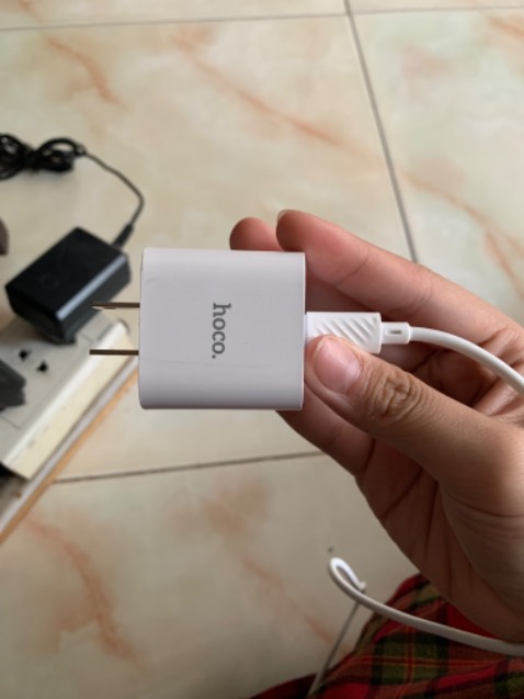 Sạc bị lag máy mình cứ tưởng do dây nên đã đổi nhưng vẫn bị, đem ra tiệm hỏi thì ngta bảo do bộ sạc bị lỗi mới vậy