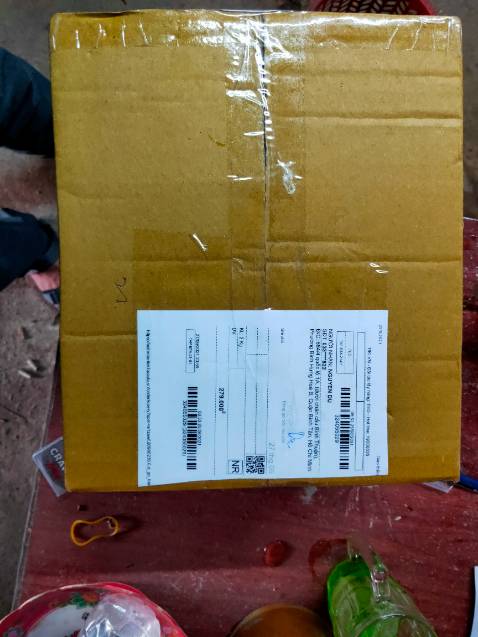 Chào shop! 
Mình xin gửi vài lời nhận xét như sau:
1. Về mẫu mã: giống như hình trên web, đẹp, k có ý kiến: 5 sao.
2. Đóng gói: kĩ lưỡng, tránh ca đập tốt. Có tặng kèm món quà nhỏ: 5 sao.
3. Thông tin sản phẩm: có sự khác biệt giữa xuất xứ sản phẩm trên web và trên sản phẩm: Việt Nam và Trung Quốc. Đây là một điểm trừ đáng kể với riêng mình vì mình thích rẻ nhưng cũng rất ưu tiên hàng Việt Nam, các bạn nên làm rõ điểm này: 2 sao. 
Chung quy lại mình đánh giá 4 sao.