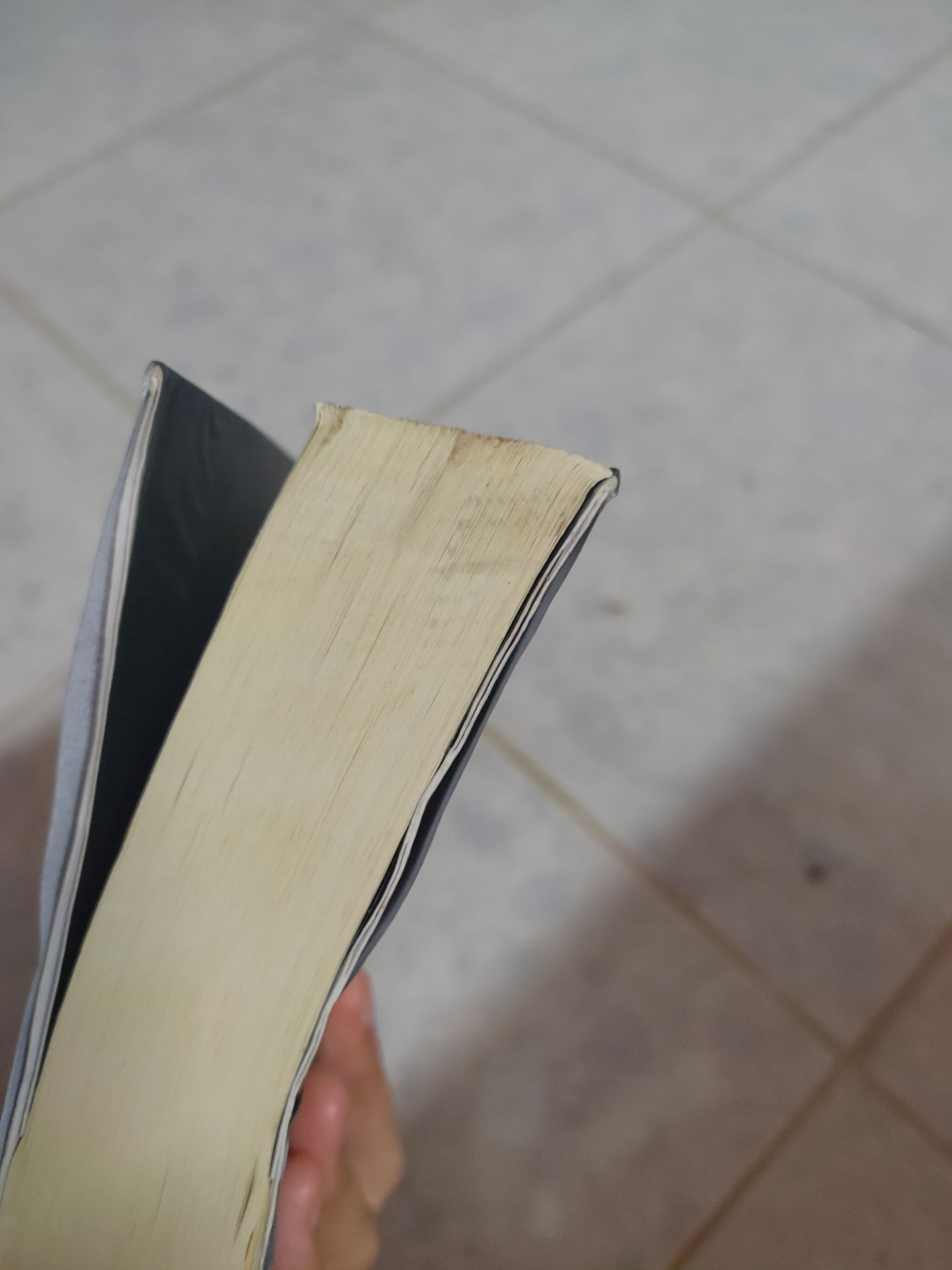 Chào Tiki, trong rất nhiều lần mình mua hàng từ Tiki thì đây là lần đầu tiên mình nhận được một đơn hàng không hề hoàn chỉnh. Mình không biết trong quá trình vận chuyển thì nhân viên có giữ gìn đơn hàng của khách hay không nhưng đơn hàng sách của mình thì khả năng để bị thấm nước rất cao vì khi nhận được hàng bìa sách của mình bị rộp, bong ra, có vệt nước và dơ. Đơn hàng của mình có 4 cuốn sách thì cả 4 cuốn đều bị nhưng cuốn sách này là bị nặng nhất. Mình rất thất vọng. Mình hi vọng Tiki sẽ kiểm tra lại quá trình vận chuyển, nên gìn giữ đơn hàng nhất là đơn hàng sách. Mình cảm ơn.