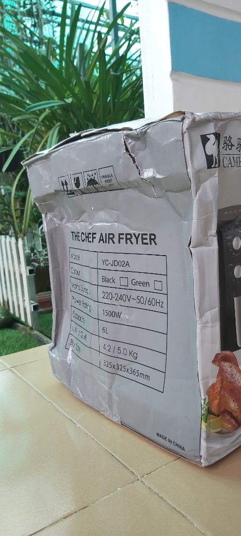 Đặt màu đen mà shop giao màu xanh. 
Không có phiếu bảo hành.
Vỏ hộp bị bể rách, khg biết có ảnh hưởng chất lượng.
Chưa sử dụng nên chưa biết.
Cảm giác không yên tâm...