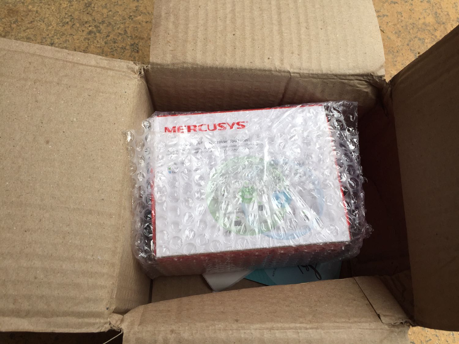 Sản phẩm đóng gói cẩn thận, hộp giấy bên ngày đơn vị vận chuyển làm móp nhưng ko sao sản phâm bên trong còn nguyên, mới nhận chưa sử dụng.