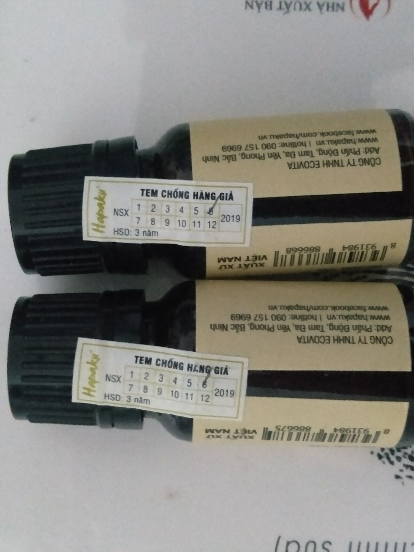 Các cụ hay nói đắt mà sắt ra miếng quả ko sai tý nào, đây đúng là 1 sản phẩm giá cả đi đôi với chất lượng.  Trên thị trường giờ nhan nhản các loại tinh dầu pha lẫn hóa chất,  ngửi mùi khó chịu mà lại rất đau đầu,  nhưng tinh dầu của Hapaku là loại nguyên chất 100% thật các bác ạ, em dùng 1 lần thích luôn ?, mùi hương dịu nhẹ dễ chịu, xả chanh dùng để đuổi muỗi phòng bé rất ổn,  mình sẽ tiếp tục ủng hộ Hapaku.