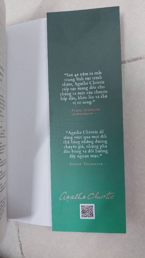 Ở vụ án lần này, để khám phá ra chân tướng vụ việc bà Marple hầu như không tiếp xúc với những đối tượng tình nghi chính mà chỉ nghe thuật lại các câu chuyện. Cách thức phá án của bà là suy nghĩ logic, tỉ mỉ trong từng dấu hiệu dù là nhỏ nhất cùng với đó là phương châm: “ Mọi việc đơn giản nếu ta nhìn đúng cách” . 
Bằng phương pháp tư duy bài bản như vậy một vu án tưởng chừng khá phức tạp cuối cùng cũng có lời giải thuyết phục.