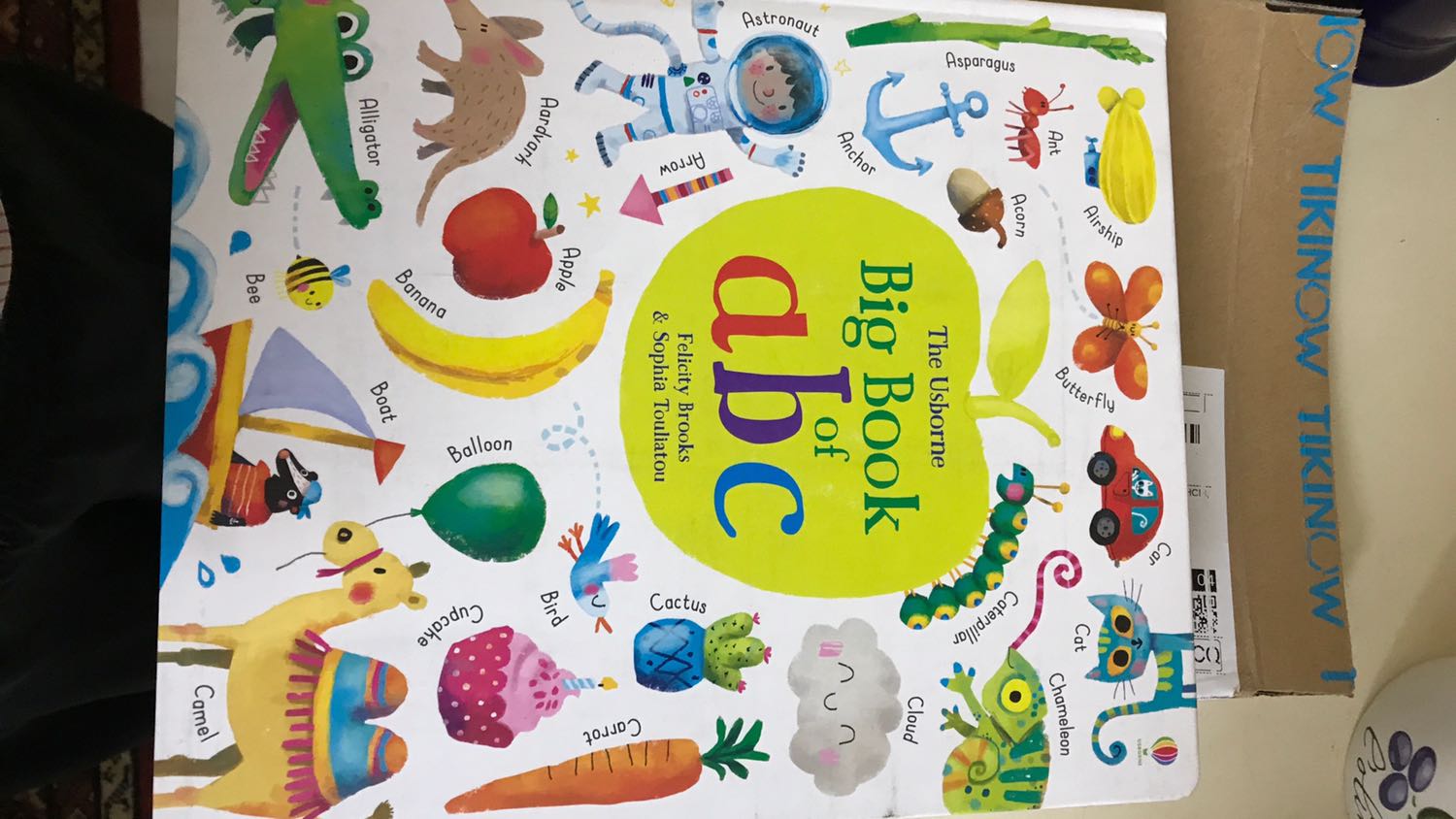 Sách đẹp, nhưng bìa sách hơi dơ.
Tiki giao hàng nhanh